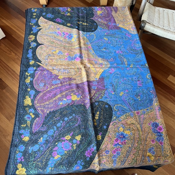 Vintage Fun Shawl - Picture 3 of 6